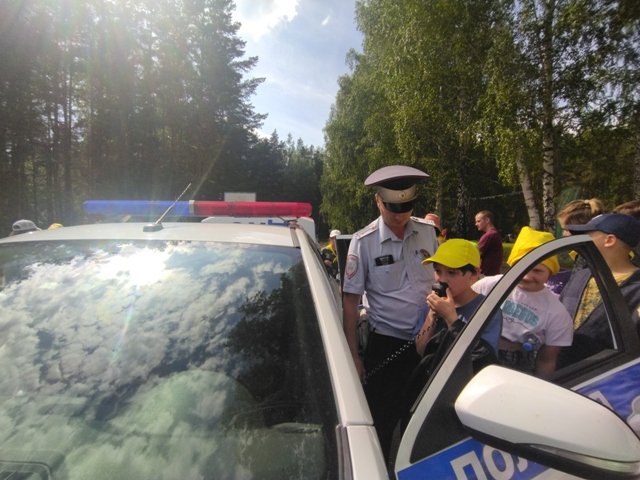 Более 500 детей, отдыхающих в летних лагерях Свердловской области, стали участниками проекта полицейского главка «Лето с Общественным советом»