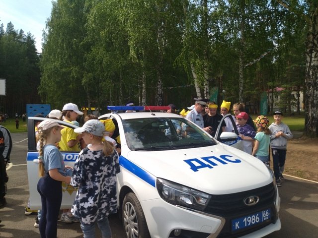 Более 500 детей, отдыхающих в летних лагерях Свердловской области, стали участниками проекта полицейского главка «Лето с Общественным советом»